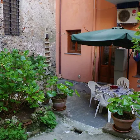 La Corte Tra I Carugi Lerici
